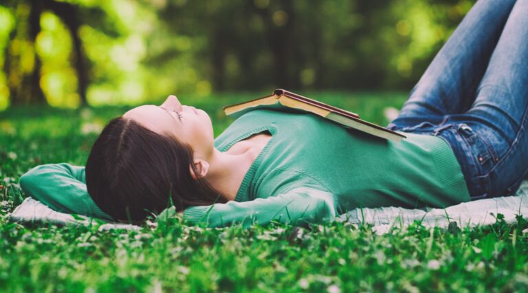 Odpoczynek bez poczucia winy: łagodny przewodnik dla zapracowanych serc